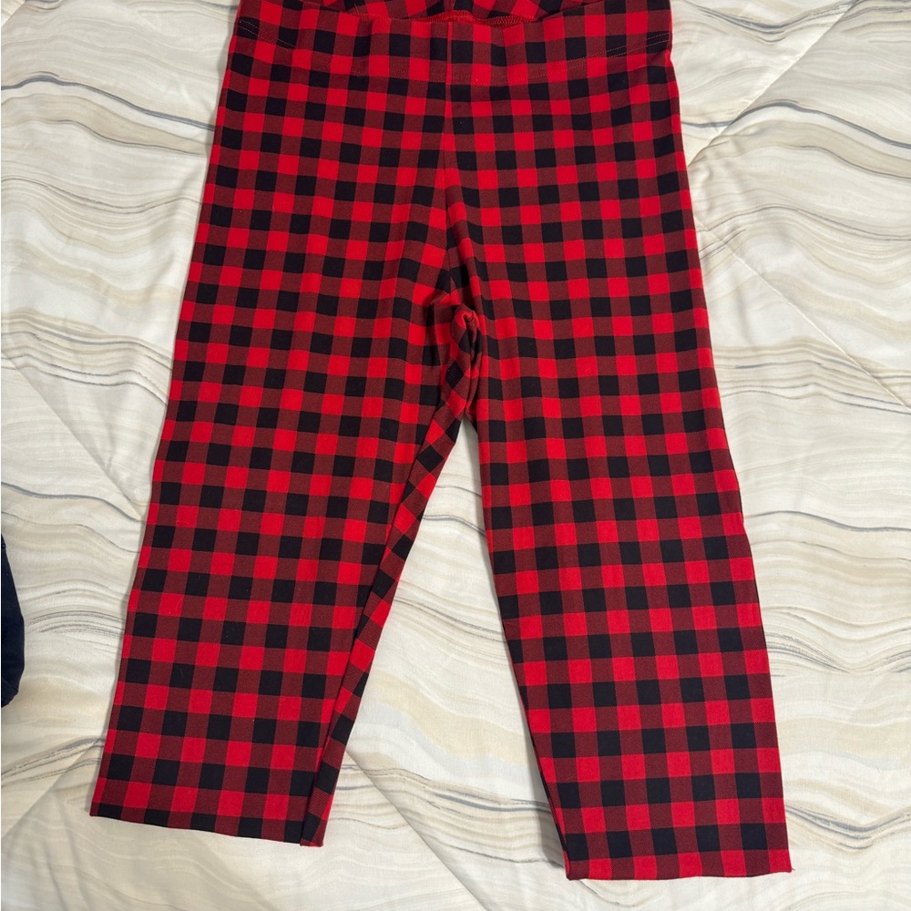 Like new buffalo plaid Old Navy Leggings. Worn once. No rips or tears.